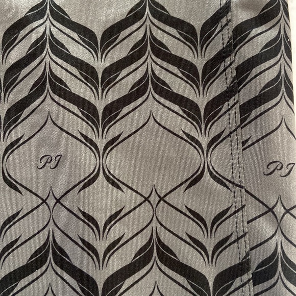 Pearl Izumi Size XL Gray & Black Capri Leggings Purple Trim Back Zip Pocket - Picture 3 of 15